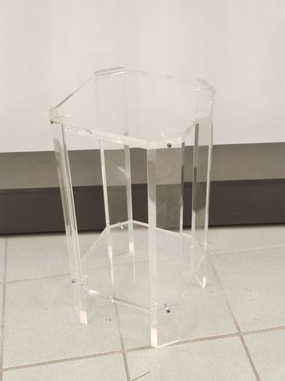 
BAR roulant en plexiglas de forme rectangulaire...