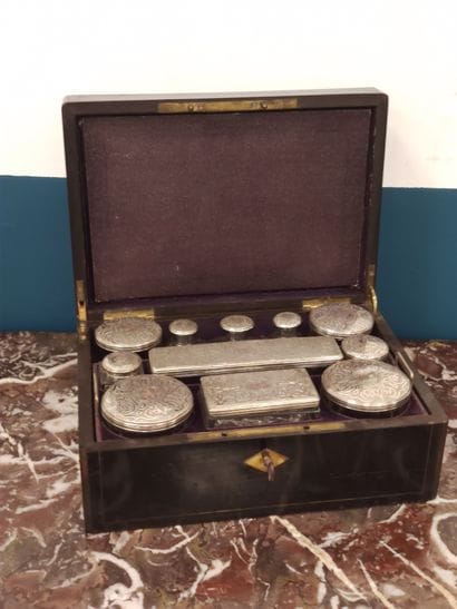 
NECESSAIRE DE VOYAGE dans un coffret en...