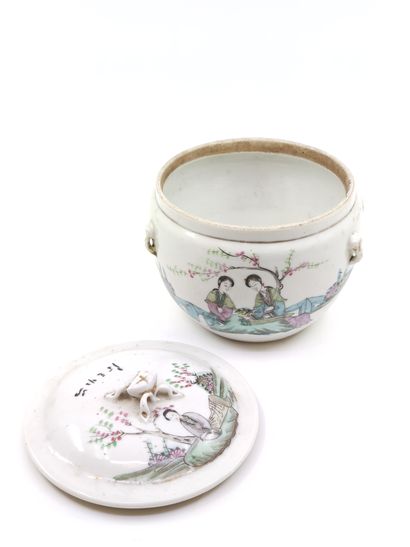 
CHINE




Bouillon couvert en porcelaine...