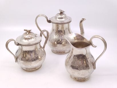 CAFETIERE en argent finement ciselée à décor...