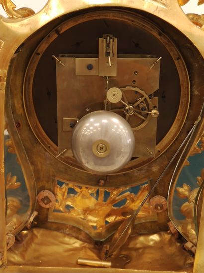 IMPORTANTE PENDULE en bronze doré de style...