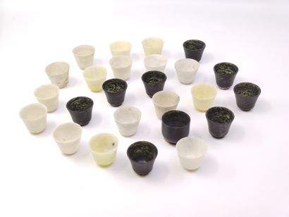CHINE 

Vingt-quatre verres à saké en pierres...