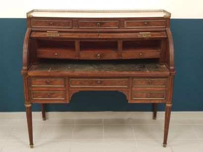 
Bureau à cylindre en acajou et placage d'acajou,...