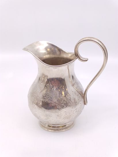 CAFETIERE en argent finement ciselée à décor...