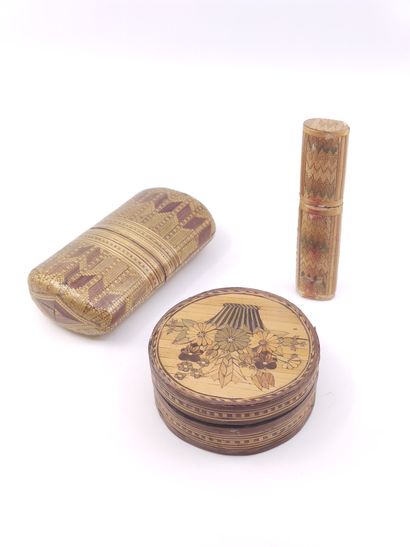 
Réunion de trois étuis en marqueterie de...