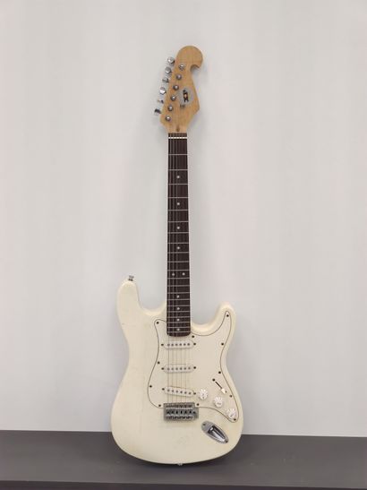 XP 

Guitare electrique en bois peint, manche...