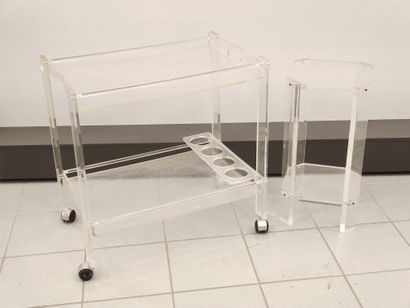 
BAR roulant en plexiglas de forme rectangulaire...