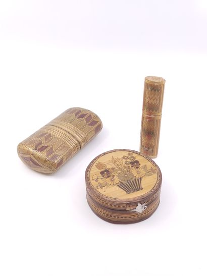 
Réunion de trois étuis en marqueterie de...