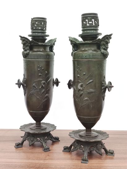 PAIRE de lampes à huile en bronze ciselés,...