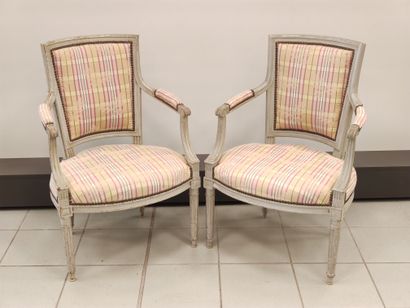 DEUX fauteuils cabriolets de style Louis...