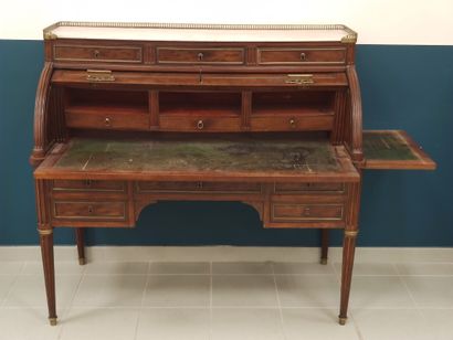 
Bureau à cylindre en acajou et placage d'acajou,...