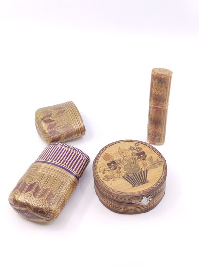 
Réunion de trois étuis en marqueterie de...