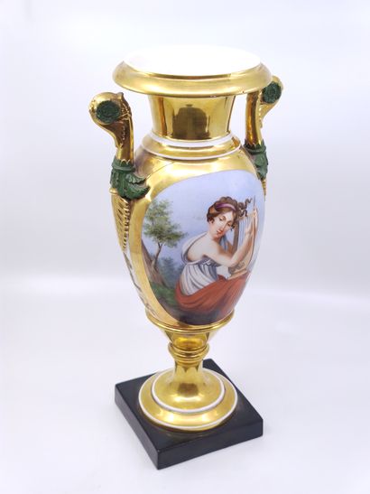 
VASE balustre en porcelaine de Paris polychrome...