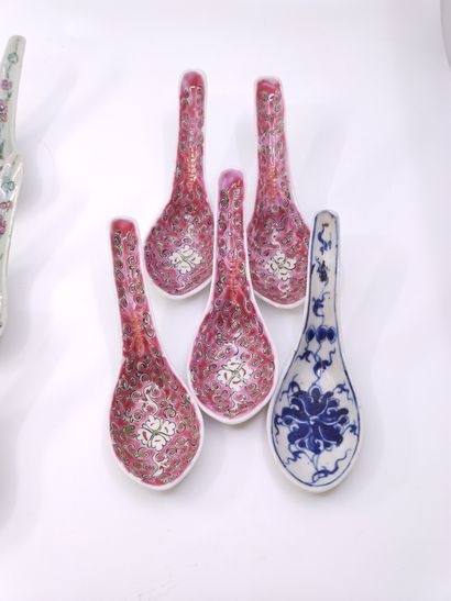 
CHINE 




Ensemble de 15 cuillères à soupe...