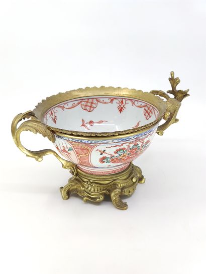 
COUPE EN PORCELAINE polychrome IMARI, monture...
