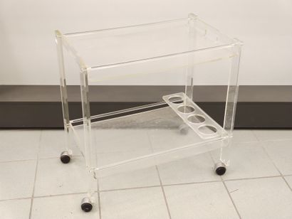 
BAR roulant en plexiglas de forme rectangulaire...