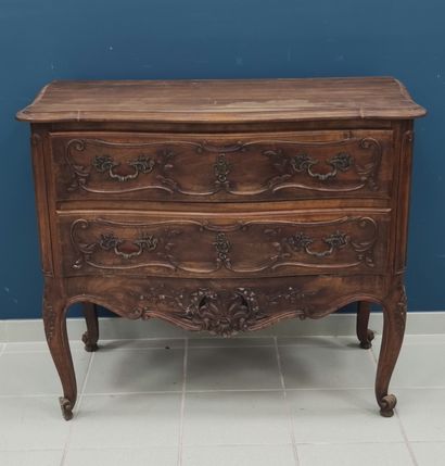 Commode de style provençal en noyer mouluré...
