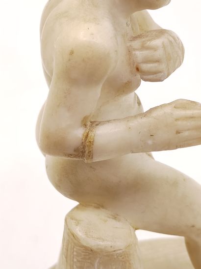 Petite statuette en albâtre représentant...