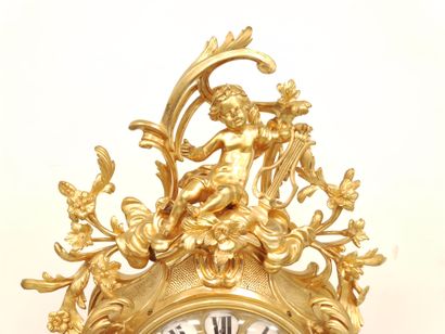 IMPORTANTE PENDULE en bronze doré de style...