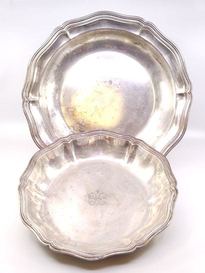 CHRISTOFLE

Deux plats rond creux en métal...