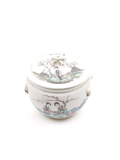 
CHINE




Bouillon couvert en porcelaine...