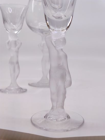 BAYEL

Partie de service de verres en cristal...