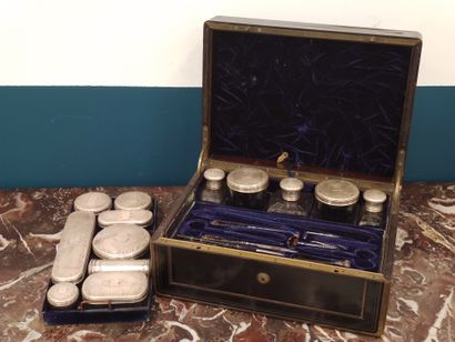 NECESSAIRE DE VOYAGE

dans un coffret en...