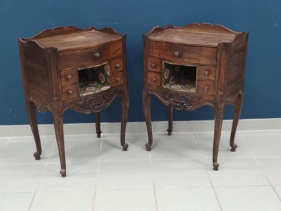 Commode de style provençal en noyer mouluré...