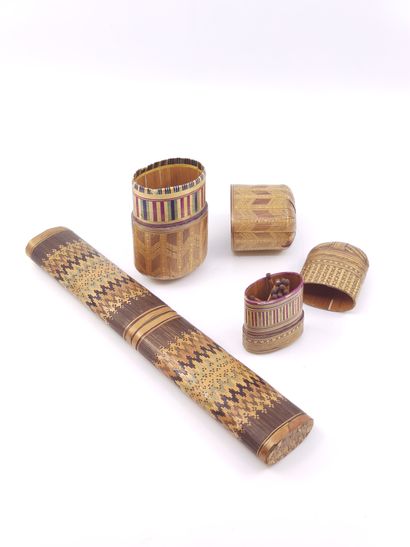 
Réunion de trois étuis en marqueterie de...