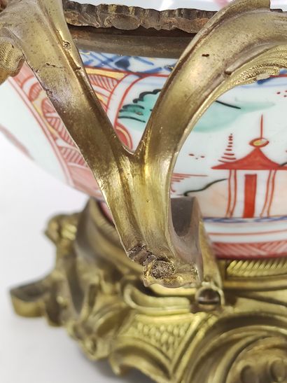 
COUPE EN PORCELAINE polychrome IMARI, monture...