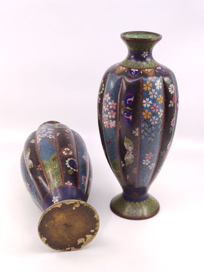 
JAPON époque Meiji




Paire de vases polylobés...