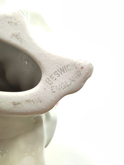 
BESWICK ENGLAND 




Perroquet en porcelaine...