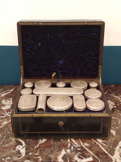 NECESSAIRE DE VOYAGE

dans un coffret en...