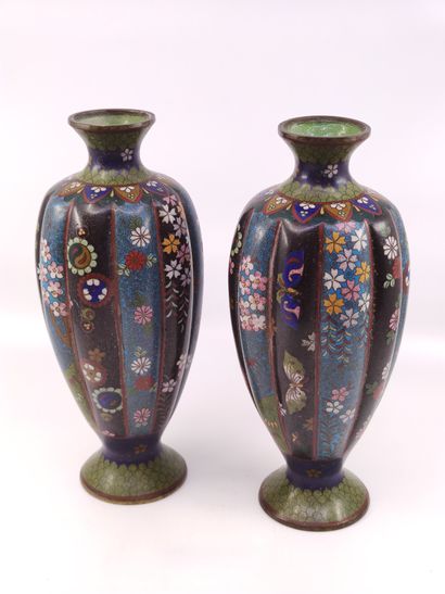 
JAPON époque Meiji




Paire de vases polylobés...