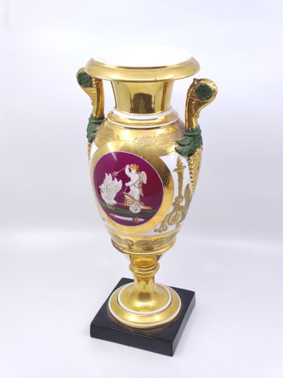 
VASE balustre en porcelaine de Paris polychrome...
