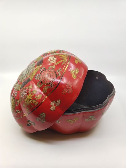 CHINE 

Boite en carton bouilli laqué rouge,...