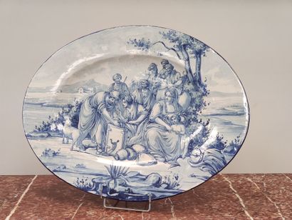 GRAND plat oblong en faïence bleue, à décor...