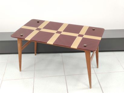 
TABLE BASSE en bois, dessus de verre à décor...