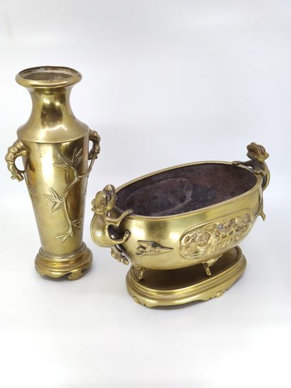 
BRULE-PARFUM quadripode en bronze à décor...