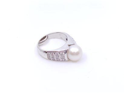 BAGUE dôme en or gris 750° surmontée d'une...