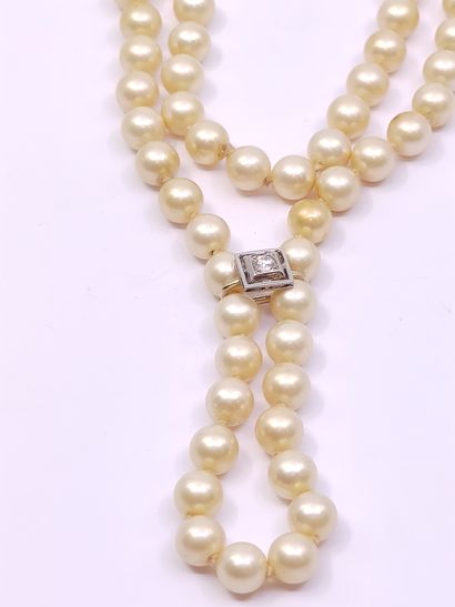 COLLIER de perles, fermoir en or gris amovible...