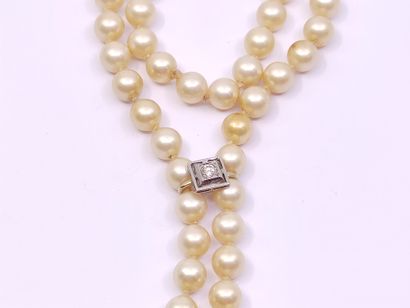 COLLIER de perles, fermoir en or gris amovible...