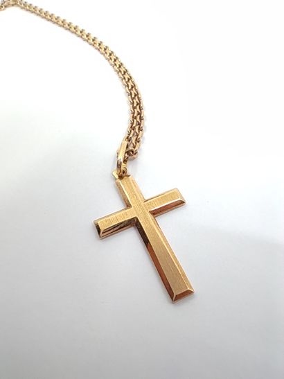 CHAINE en or jaune 750° ornée d'une croix...