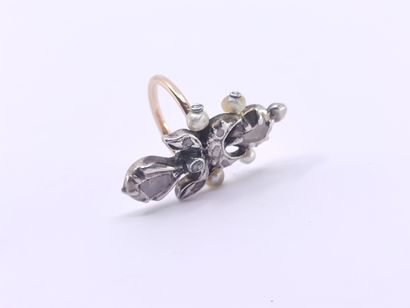BAGUE fleur de lys en or 750 °et argent ornée...