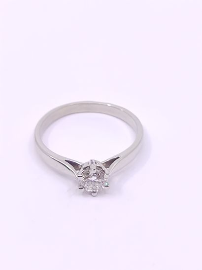 
BAGUE solitaire en or gris 750 ornée d'un...