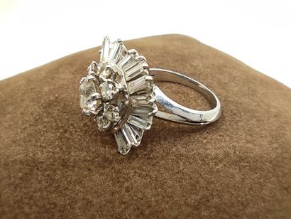 IMPORTANTE BAGUE fleur en or gris 750° ornée...
