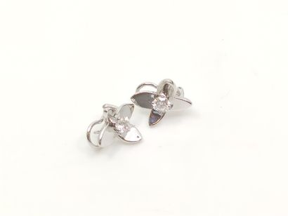 PAIRE DE BOUCLES D'OREILLES à motif floral...