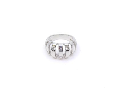 BAGUE jonc ajourée en or gris 750° ornée...