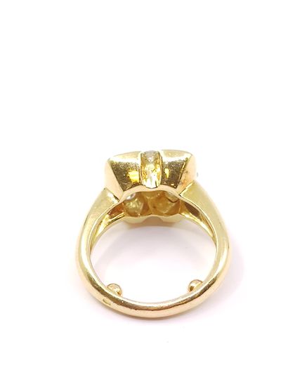 BAGUE en or jaune 750° ornée d'un diamant...
