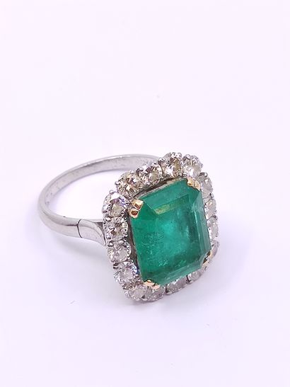 IMPORTANTE bague en or gris 750° ornée d'une...